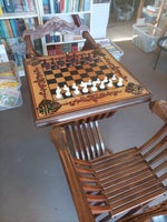 Antik skakbord med stole, skak- og backgammonbord,