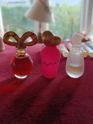 Parfume, Miniature parfumr, Super skønne miniature flasker til samlingen. 
Alle har blot stået på sæ