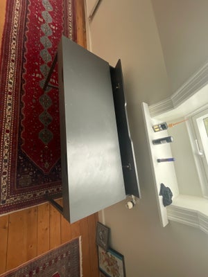 Skrivebord, Ikea, b: 60 d: 11 h: 67, Skrivebordet er godt brugt, maling er slidt af nede i skufferne