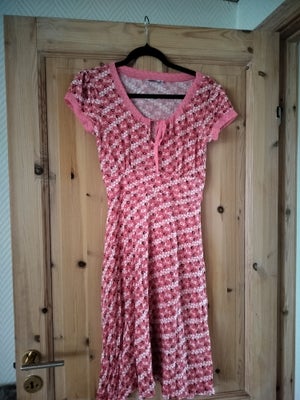 Festkjole, VILA, str. M,  Rød/Pink,  God men brugt, Frisk kjole fra VILA Str M.
Den er i mønster i f