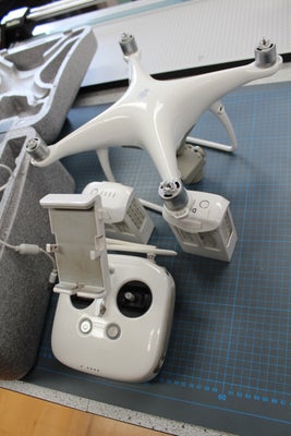 Drone, dji Phantom 4, batterier virker som de skal den flyver som den skal. Men jeg kan ikke for den