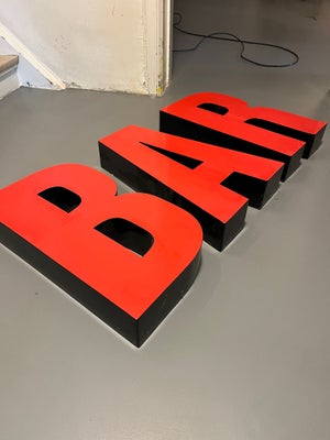 Andre samleobjekter, Facade bogstav, BAR bogstaver, Rød front, sorte sider, metal, H:50, B:30, D:10,