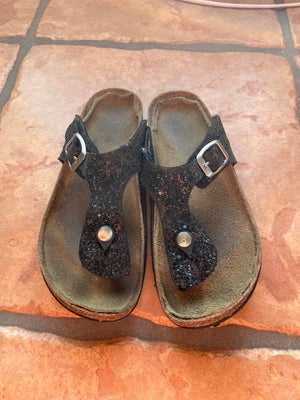 Sandaler, str. 34, Nanok, piger, sorte sandaler der måler 22 cm. de er med glimmer.

stand Godt brug