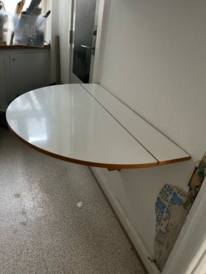 Spisebord, Træ med hvid laminat, b: 65 l: 100, Rundt klapbord
Fungerer helt fint. Der er nogle ridse