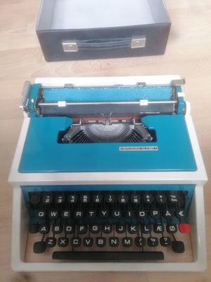 Skrivemaskine, Mercedes Super T., skrivemaskine, Skrivemaskine i klar blå/turkis. 
Virkelig flot ret