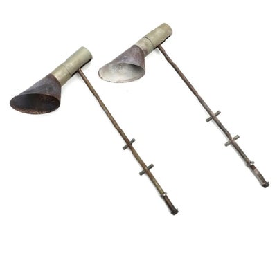 Arne Jacobsen, havelamper, andet, Arne Jacobsen (København 1902-1971)


 "AJ".  Et par havelamper i 