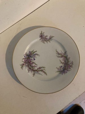 Porcelæn, Fad / tallerken, Bavaria, Tirschenreuth med rødlilla blomster ranker og guldkant, uden skå