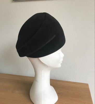 Hat, Jantzen, str. 54,  Sort,  Næsten som ny, Sort vintage cloche hat i uld / filt. 
Smuk, blød over