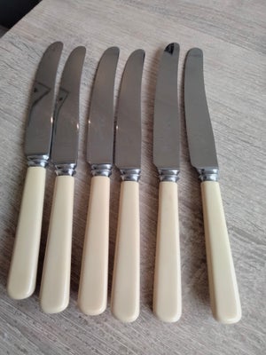 Bestik, Knive, Sheffield, 6 knive med Benskaft fra Sheffield England
Længde 23 cm
Samlet pris 150 kr