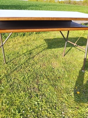 Skolebord, Retro skolebord med hylde under 
H 72 x 119 x 54 cm
SE OGSÅ MINE ANDRE ANNONCER UNDER MIN