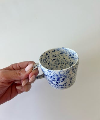 Keramik, Kaffekop, Ann Louise Roman, Splash prikket blå og hvid kaffekop /  hånddrejet kop med hank 