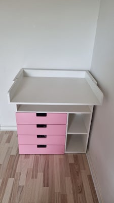 Puslebord, Ikea, Sælger dette Ikea puslebord med lyserøde fronter.

Højde: 102,5 cm
Bredde: 90 cm
Dy