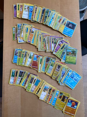 Samlekort, Pokemon, Pokemon kort og der er lidt over 400 stk.
(børnene har mistet interessen) 

Kan 
