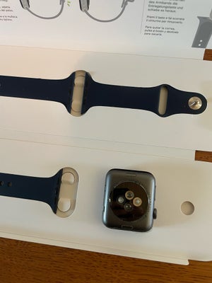 Smartwatch, Apple, Gen 2. Glas flækket, men virker stadig. 
Sælges billigt, med 3 sæt remme til som 