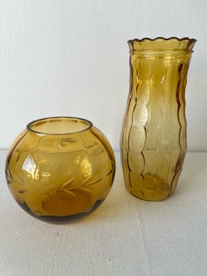 Glas, Vase, 2 små ravfarvede glas vaser - lille med blomst 8,5 cm. Den højeste måler 14 cm, og har d