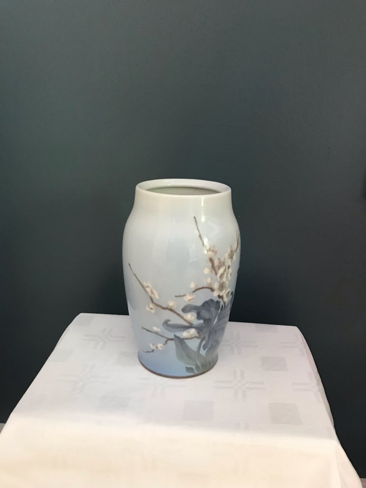 Vase, Royal Copenhagen vase, med smukt blomstermotiv