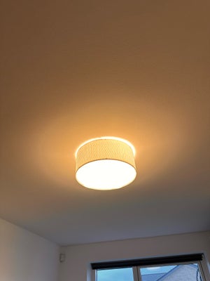 Anden loftslampe, IKEA, 6 loftslamper fra IKEA inklusiv 2 x E27 LED pærer i hver.
Ø 35 cm
H 14 cm

P