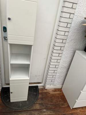 Badeværelsesskab, Hvidt toiletmøbel/badeværelsesskab
der måler 170 cm. i højden / 30 cm dyb / 29 cm.