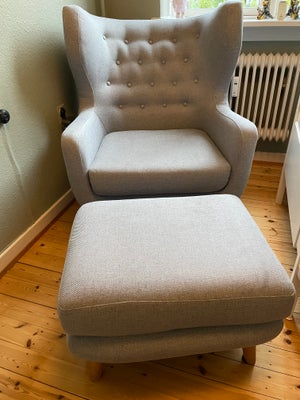 Lænestol, stof, Sofa Company, Flot lænestol og puf i grå fra Sofacompany, som sælges da vi ikke læng