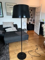 Standerlampe, Sort metal lampe