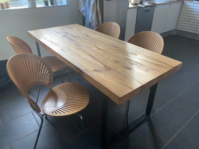 Spisebord, Eg, b: 76 l: 176, Fedt spisebord, massiv eg, 6 cm tyk kant, stel sort stål. Lækker rustik