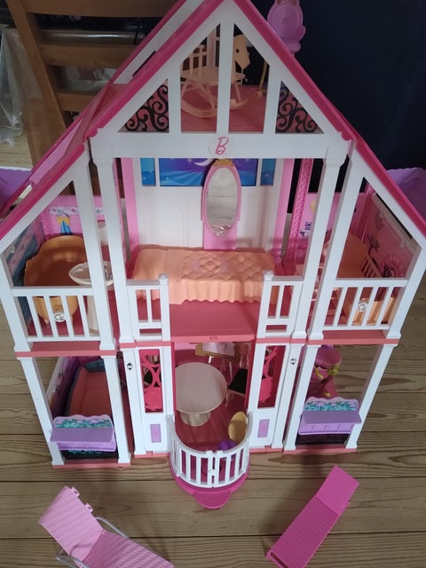 Barbie, Hus, Velmøbleret Barbie hus. Fin stand, og støvet…