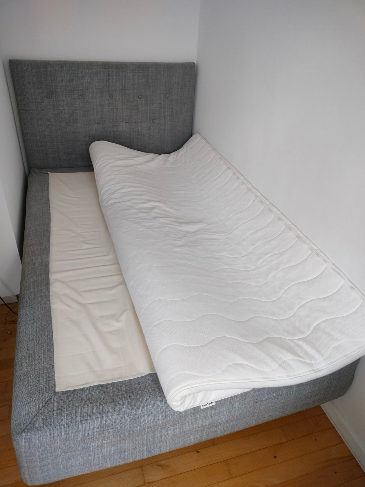 1½ seng, Ikea, b: 120 l: 200 h: 43