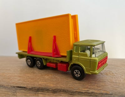 Biler, Modelbiler, DAF truck K-13/20 fra Matchbox. Med elementer til hus. Længde 14 cm. 
Ford Transi