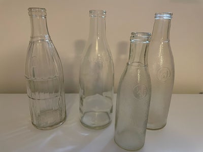 Glas, Flaske, Ukendt, Fire gamle mælkeflasker sælges samlet for 100 kr for alle fire.

Tre indeholde