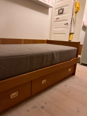 Daybed, 1 pers., Smuk daybed i 50’er stil. Kan trækkes ud så den bliver dobbeltseng.

Madrassen der 