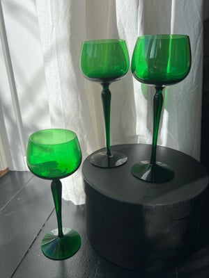 Glas, Vinglas, Vintage, Smukke grønne glas købt vintage i Sverige

Højde 18,8 cm

Pris for alle tre 
