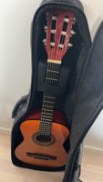 Spansk Akustisk guitar, næsten ny