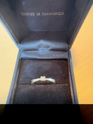 Ring, guld, Solitaire ring i guld med diamant. Denne smukke og klassiske ring er 14 kt. guld med en 