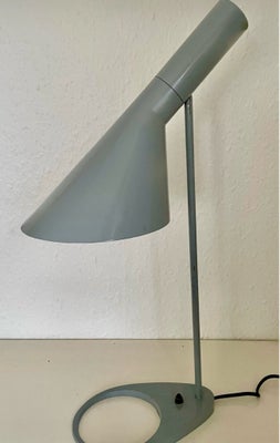 Arkitektlampe, Arne Jacobsen, Designer: Arne Jacobsen

Producent: Louis Poulsen

Model: AJ-bordlampe