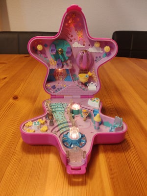 Polly Pocket, Stjerne med fe-land og lys, Fin stjerne med fe-land og 3 dukker.
Lys virker.
Kan sende