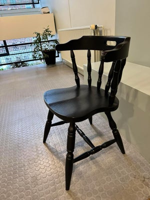 Spisebordsstol, Træ, -, Fin sortmalet “kro stol”, sidder fantastisk i den.
Afhentes i 2400