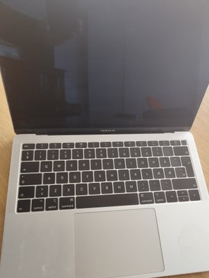 MacBook Air, 2019, Defekt, MacBook Air 2019 sælges. Batteriet er brændt sammen som det ses på billed