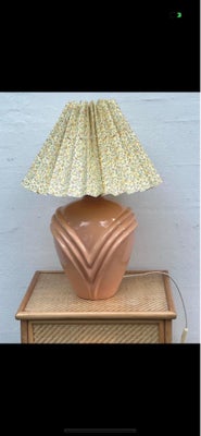 Lampe, Vintage, Stor laksefarvet / nude 80’er lampe

Skøn stor 80’er lampe med drapering på begge si