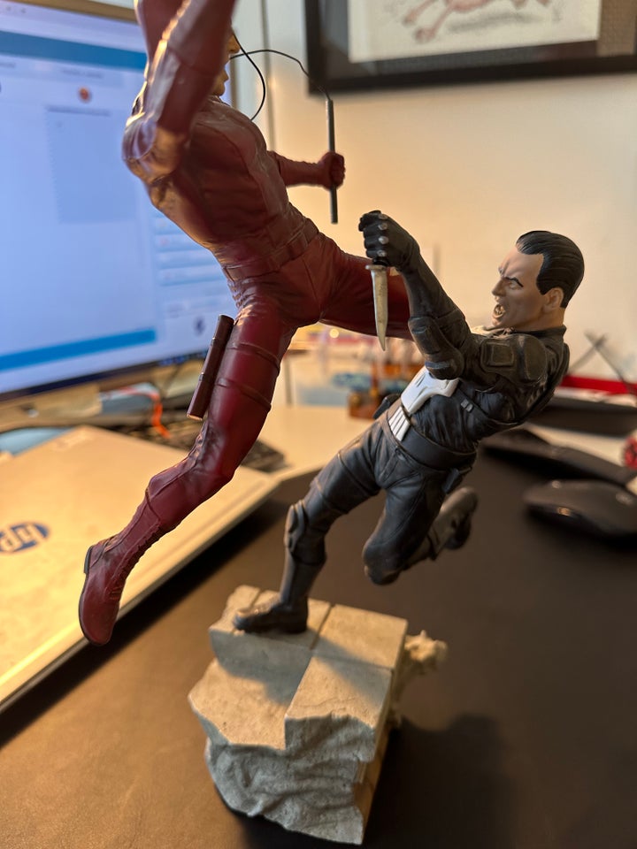 The Punisher VS Daredevil Polystone Diorama, Sideshow