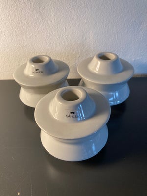 Keramik, 3 stilfulde lysestager, fra Kähler Keramik i fineste stand. Til kronelys eller ledlys.
Saml