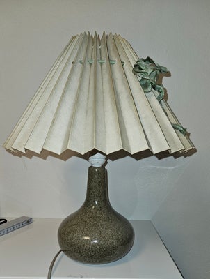 Lampe, Ole Bøgild, Flot lampe i keramik. Er 100% ok.

Kommer fra røgfri hjem