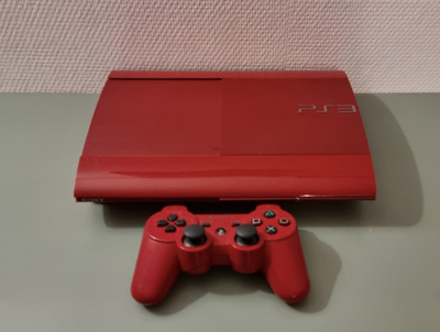 Playstation 3, Playstation 3 super slim i rød. Der medfølger en controller i samme farve som konsoll