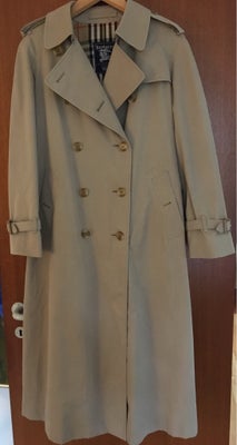 Trenchcoat, str. 40, BURBERRY, Burberry Trenchcoat, i fin stand. Brystvidde 90 cm, længde 125 cm.
Se