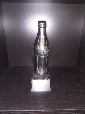 Coca Cola, Trofæ/pokal, Super flot Coca Cola trofæ, med helt blank graveringsplade.
Flaske af metal 