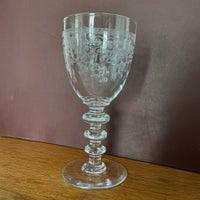 Glas Pokal, Glas eller krystal