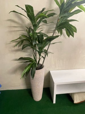 Plante, Kunstig plante med vase. 

Ny pris 900kr sælges for 200kr