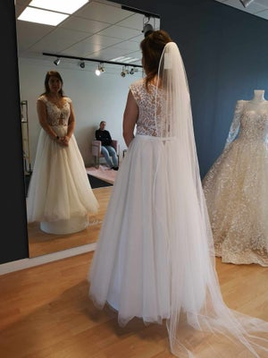 Brudekjole, str. 38, Ubrugt, Super smuk brudekjole købt hos WeddingDelux. 

Kjolen er helt ny og kun