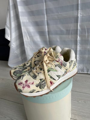 Sneakers, str. 40, New Balance,  Lys gul med blomster,  Lærred,  Næsten som ny, Smukke sko med bloms