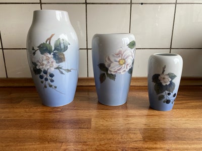 Vase, Royal Copenhagen vaser, Royal Copenhagen, 3 flotte vaser, 2 med brombær motiv (3. Sort,)
26cm 