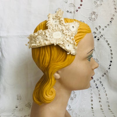 Hat, Vintage, str. ., Smuk vintage cremefarvet stof hår bøjle fra 1940-50’erne . Den har lidt plette